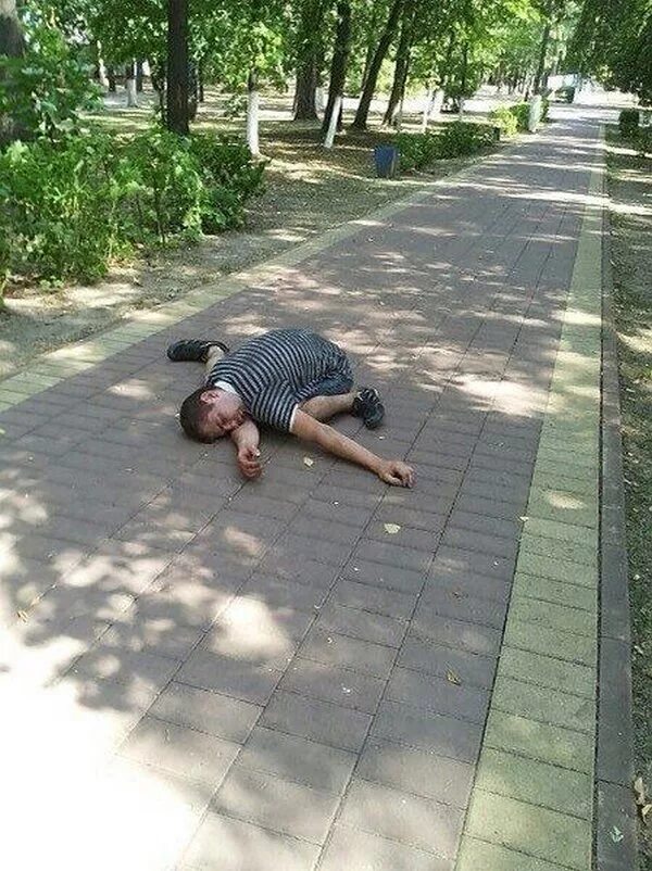 пьяные парни на улице