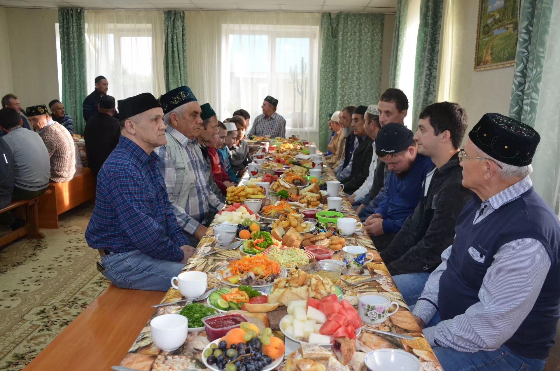 Стол на уразу. Праздник Курбан байрам у татар. Татары на празднике Курбан. Ураза байрам у татар стол. Курбан байрам праздничный стол.