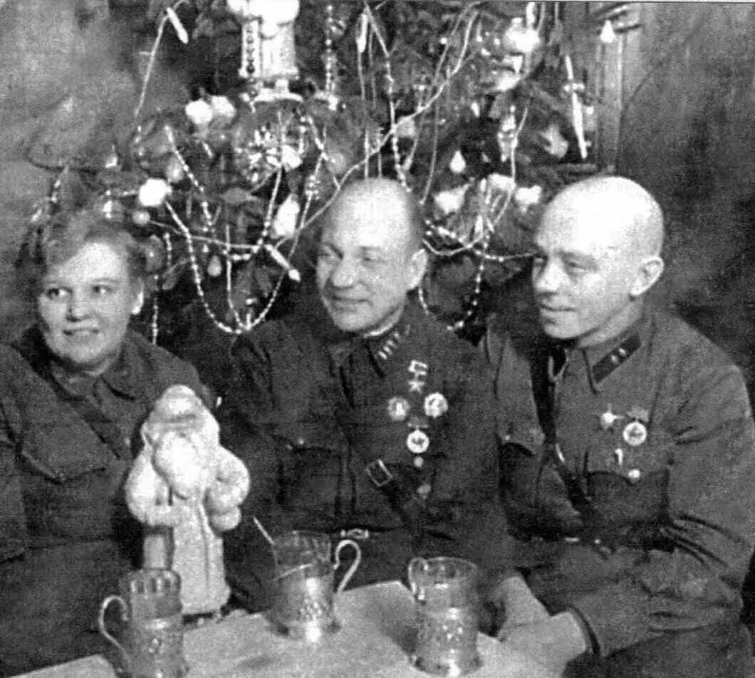 Очень страшный 1942 новый год герои. Очень страшный 1942 новый год герои. Детская елка в войну. Очень страшный 1942 новый год. Очень страшный 1942 новый год герои.