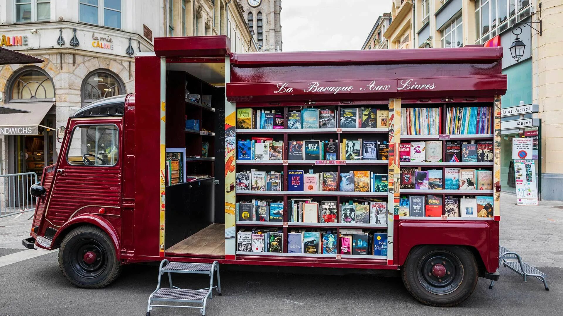 Car library. Передвижная библиотека. Передвижной книжный магазин. Библиотека на колесах. Книжный магазин на колесах.