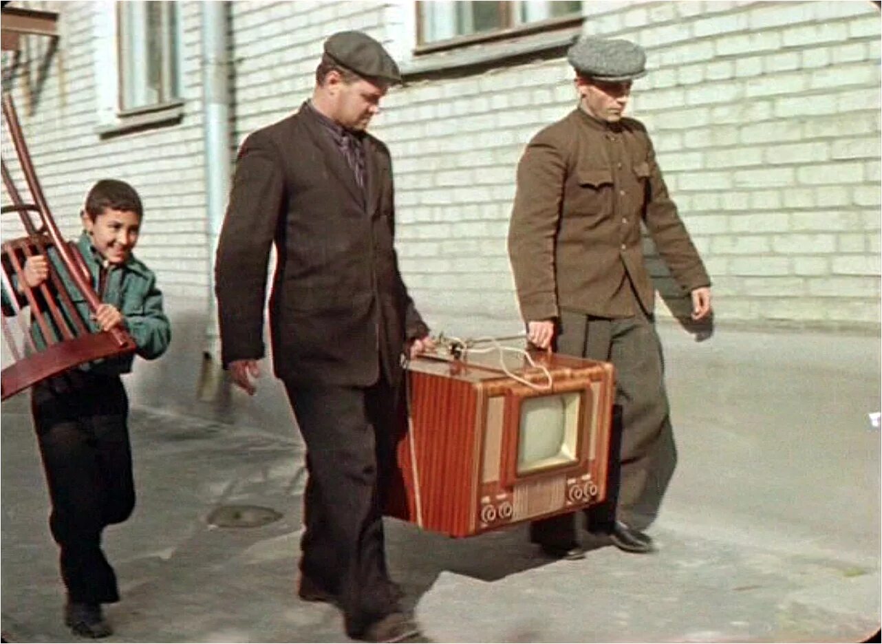 Новостройки ссср. Москва и москвичи 1956 док фильм. Абрамочкин юрий васильевич фотограф. Дом по реновации. Новоселье москва.