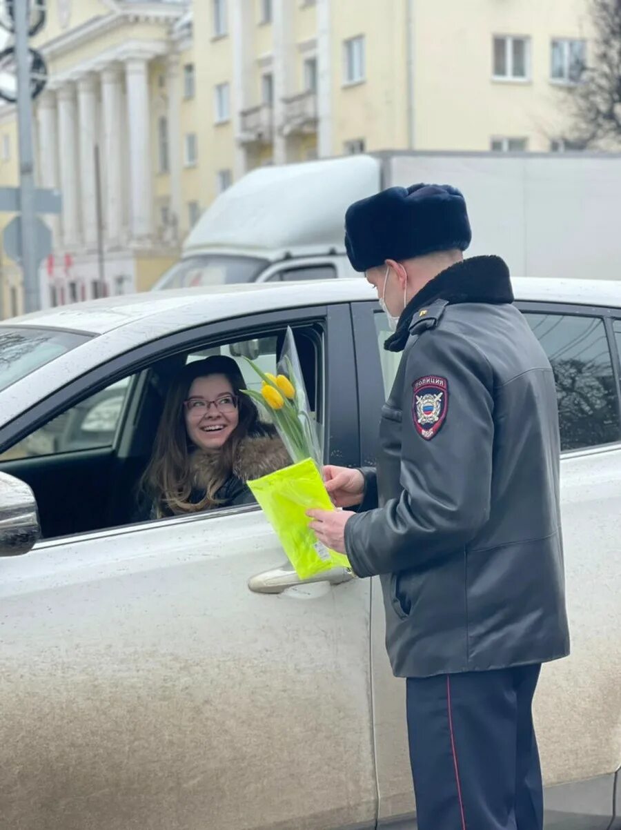 Цветочный патруль. Цветочный патруль ГИБДД. Патруль Россия. Гибдд дарит цветы