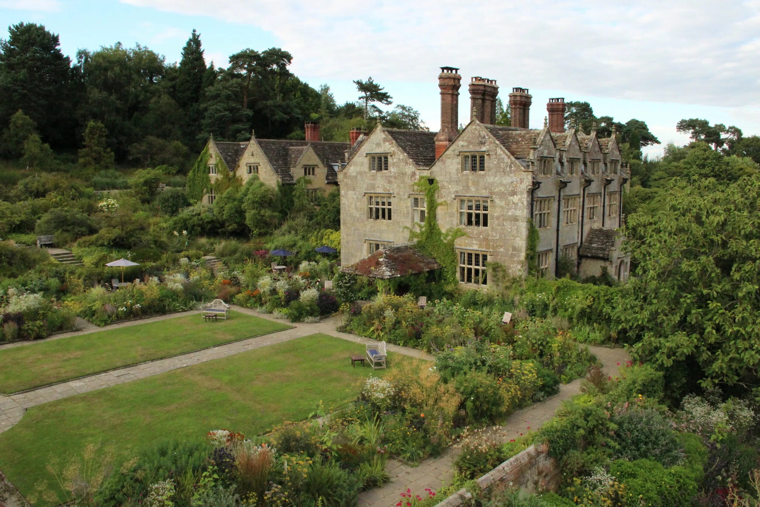 английские усадьбы манор хаус. линвуд мэнор поместье. поместье маккамей. лотон парк поместье в англии. поместье уоддесдон сверху.