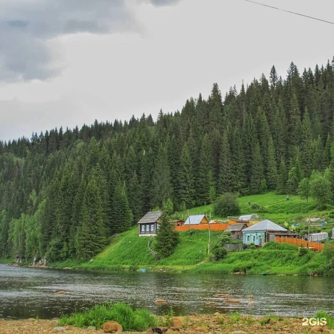 Дома у реки пермский край. Деревня Усьва Пермский край. Пермь поселок Усьва. Усьва Пермский край поселок поселок. Пермский край Усьва домик.