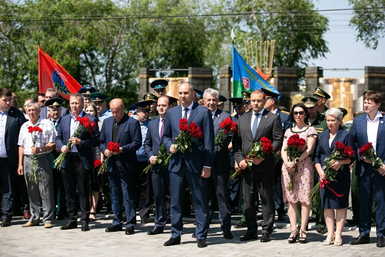 Последние новости города оренбурга. Возложение цветов к Вечному огню. Возложение цветов к Вечному огню Чебоксары. Выпускной возложение цветов. Возложение цветов к памятнику вечный огонь.