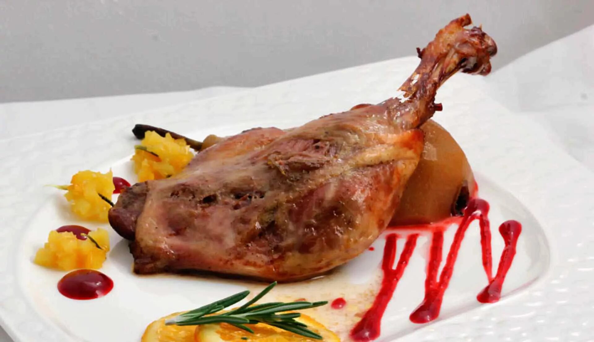 Утиная ножка конфи дома. Утиная ножка конфи. Утиная грудка мишлен. Томленая утиная ножка конфи. Утиные ножки конфи.