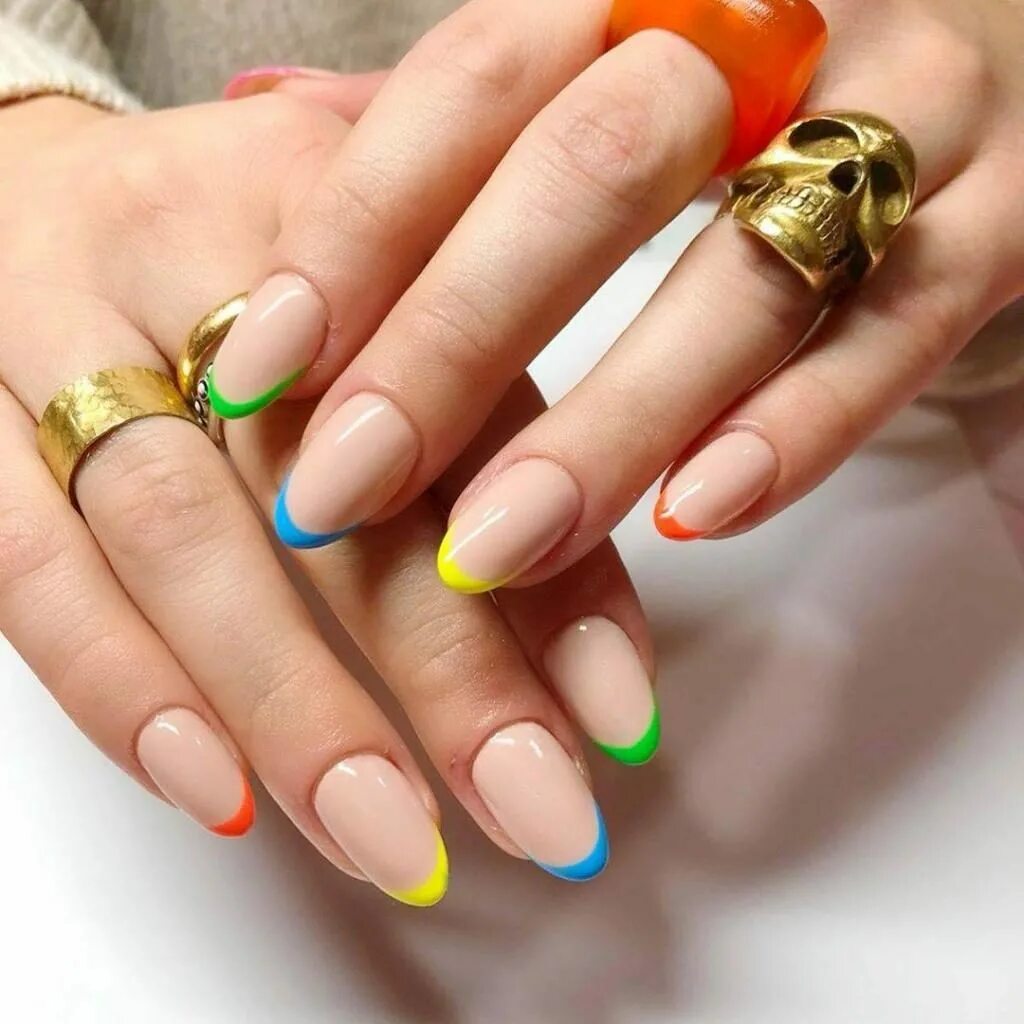 Разноцветный френч. Разноцветные ногти. Французский маникюр разноцветный. Цветной френч на ногтях. Цветной маникюр короткие ногти