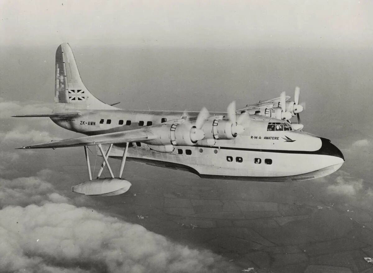 Short s 30. Гидросамолет «бомбардье-415». самолёт short solent. гидроплан бомбардье. летающая лодка boeing 314 clipper.