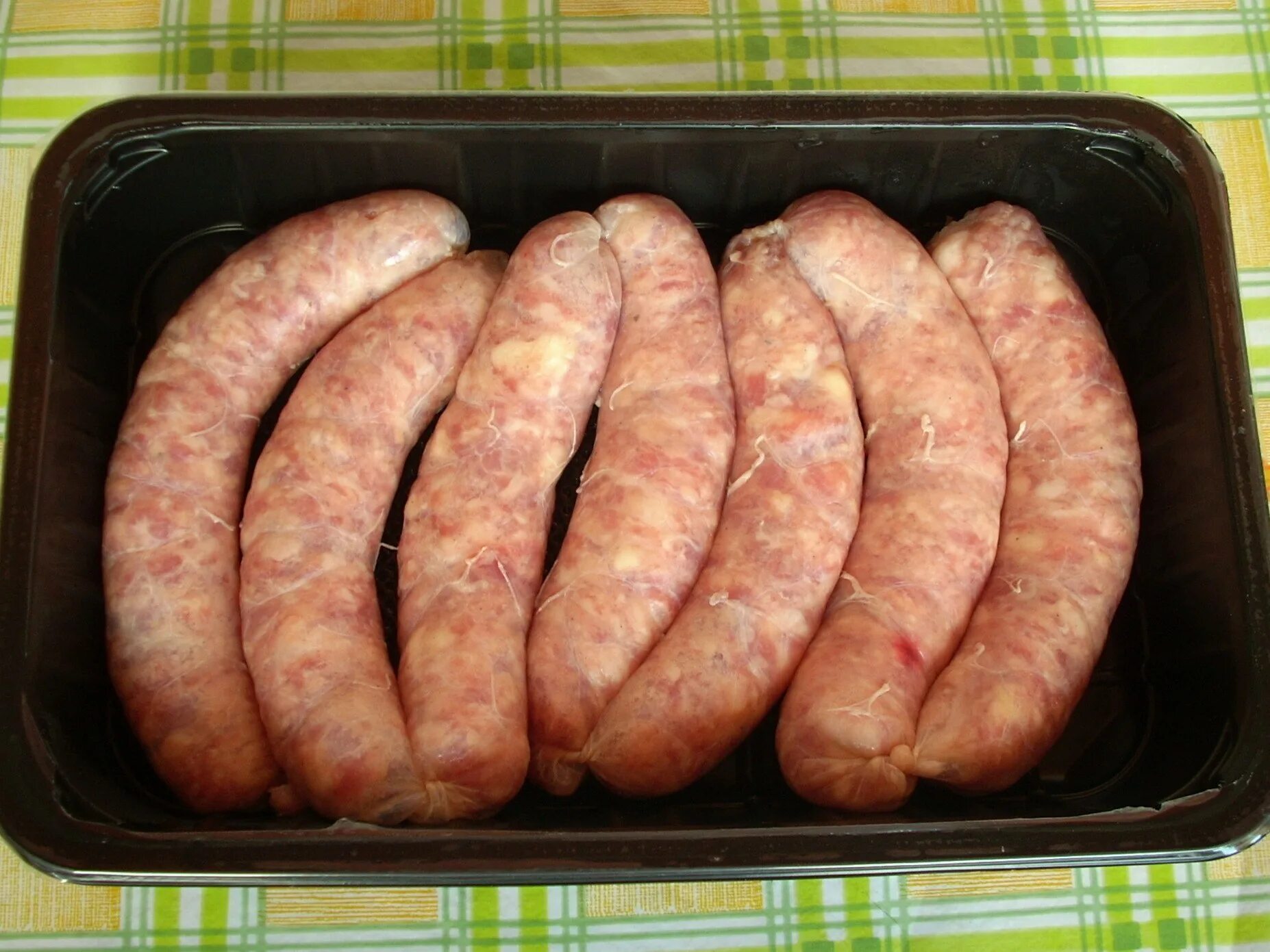 Колбаски из фарша индейки. Домашние колбаски в целлофане. Колбаски кабанос. Домашняя колбаса из фарша. Домашние сосиски.