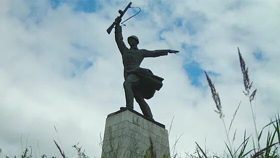 Памятники с поднятой рукой. Статуя с вытянутыми руками. Статуя юрию гагарину. Памятники с поднятой рукой. Ленин памятник с вытянутой рукой.