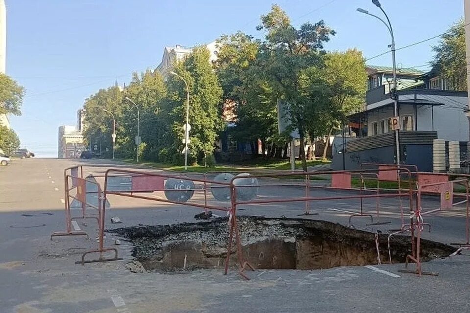 Почему нет света в красноярске. Хабаровск улицы. Провал асфальта на Верейской улице в Москве. Асфальт провалился на улице Дзержинского.