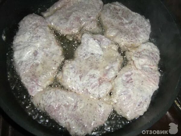 грибы с мясом и майонезом. поджарка из свинины на сковороде. тушеный кальмар в сковороде с майонезом. рецепт мяса с майонезом на сковороде. свинина в майонезе в духовке.