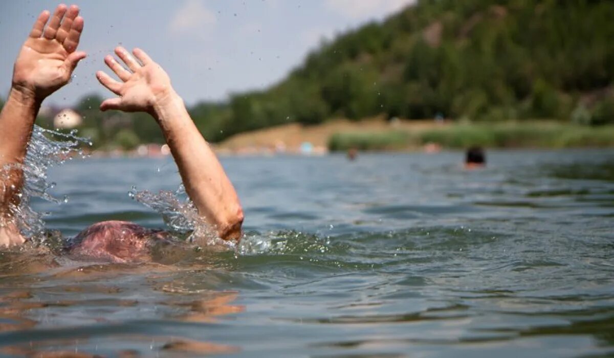 Быть может в лете не потонет. Тонущий человек. Вода и человек. Место для купания. Купание в воде.