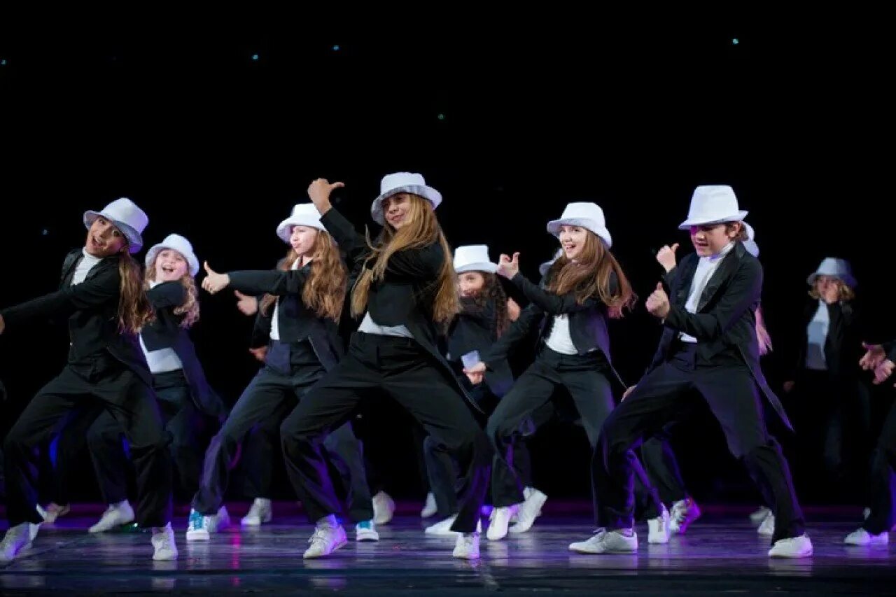 Dancing numbers. Выступление танцоров. Современные шоу. Dancing numbers. Шоу балет тодес аллы духовой.