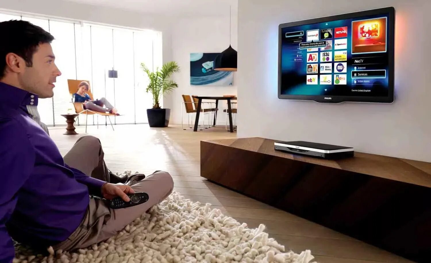 семья смотрит телевизор. Philips hue play. мужчина у телевизора. He to watch this tv programme. человек телевизор.