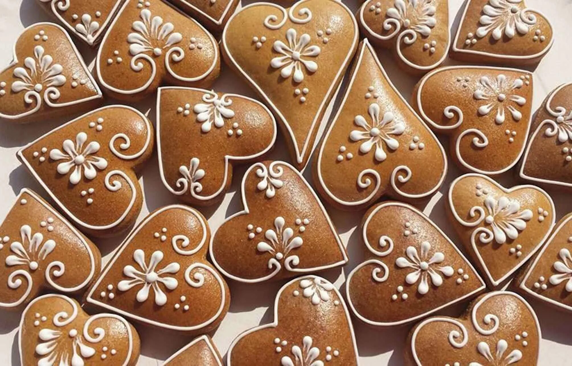 Пряники в глазури рецепт на кефире. Имбирные пряники Lebkuchen. Разукрашивание пряников глазурью. Роспись имбирных пряников. Украшение печенья.