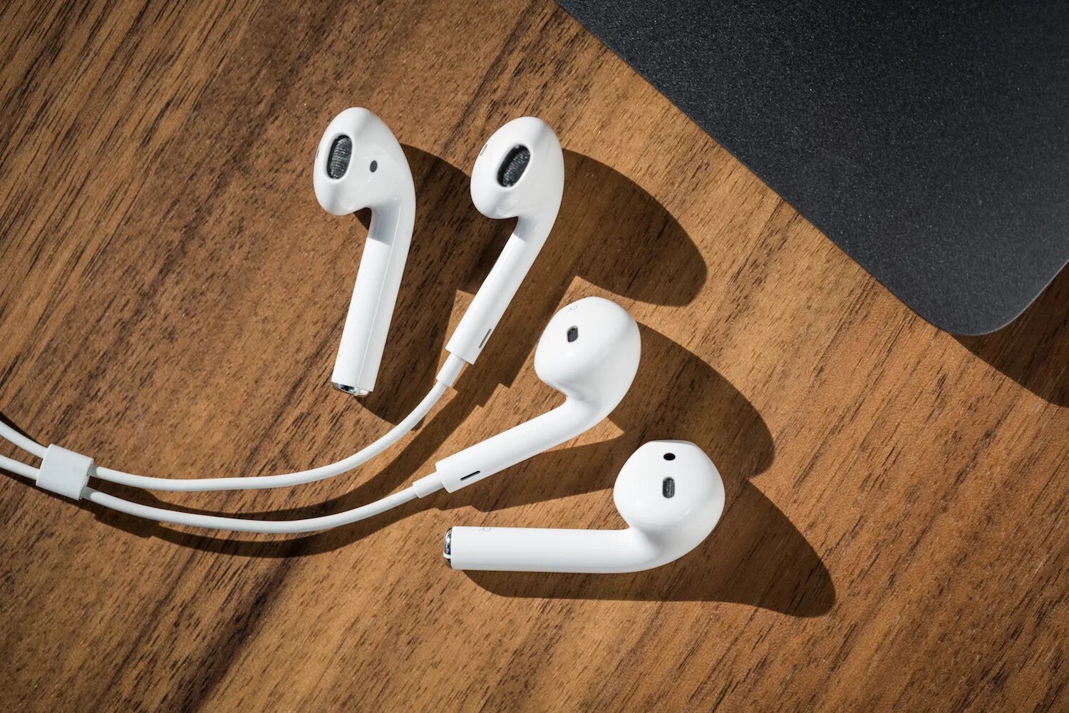 Airpods проблемы. Наушники аирподс 3. Наушники Apple аирподс про 2. Наушники Apple проводные Earphones. Беспроводные наушники Apple Earpods.