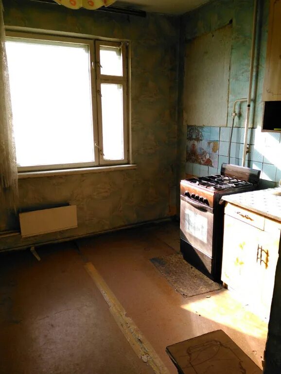 Убитая однушка. Убитые квартиры в москве купить. Комната в ужасном состоянии. Убитая хрущевка квартира. Как продать убитую квартиру.