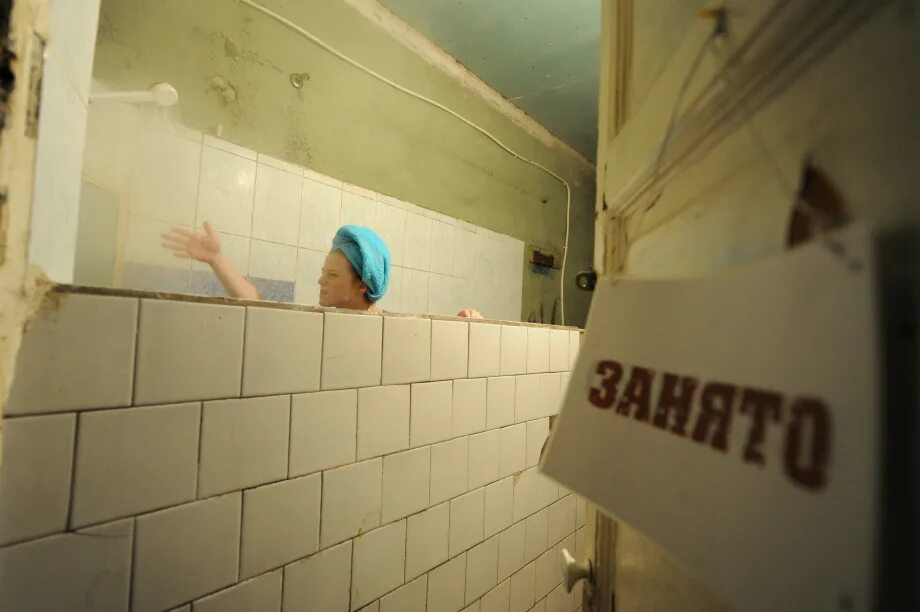 Очередь в туалет фото. Очередь в коммунальной квартире. Очередь в санузел в квартире. Хрущевка коммуналка. Обитатели коммуналок.