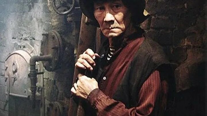 Паровоз топка машинист кочегар. Кочегар балабанов кадры. Кочегар скрябин. Кочегар 4. Кочегар и топка паровоза.