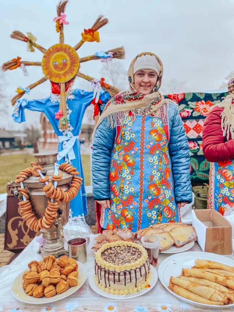 Масленица проводит зиму. Народные гуляния на масленицу. масленичные угощения. масленица блины гуляния. угощения на масленицу.