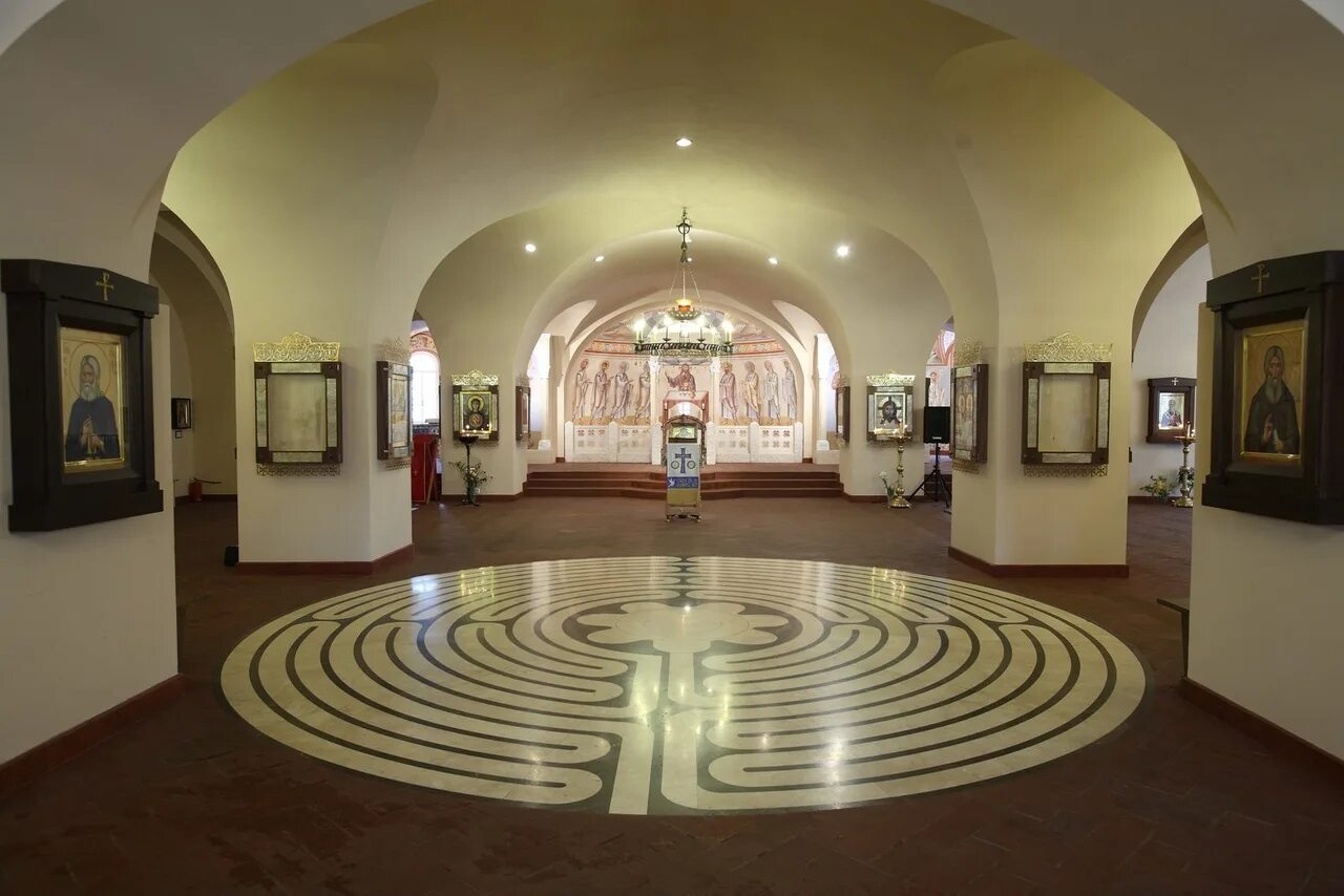 зеркальный лабиринт pikabolo. летний сад в санкт-петербурге арка. зеркальный лабиринт в питере. берсо в летнем саду в санкт-петербурге. лабиринт на полу шартрского собора.