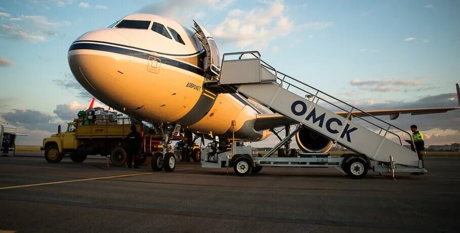 Самолет омск москва. Самолет омск. омский самолет. самолет омск калининград.