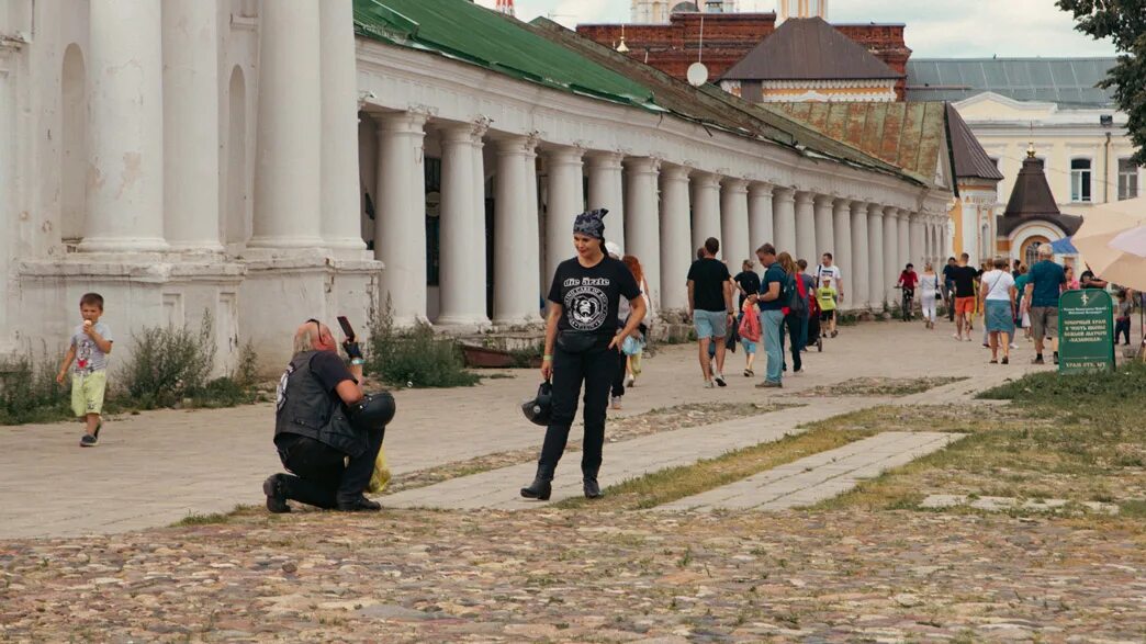 Новости тв 25.02 2024. Туристы во Владимире. Иностранные туристы во Владимире. Суздаль благоустройство.