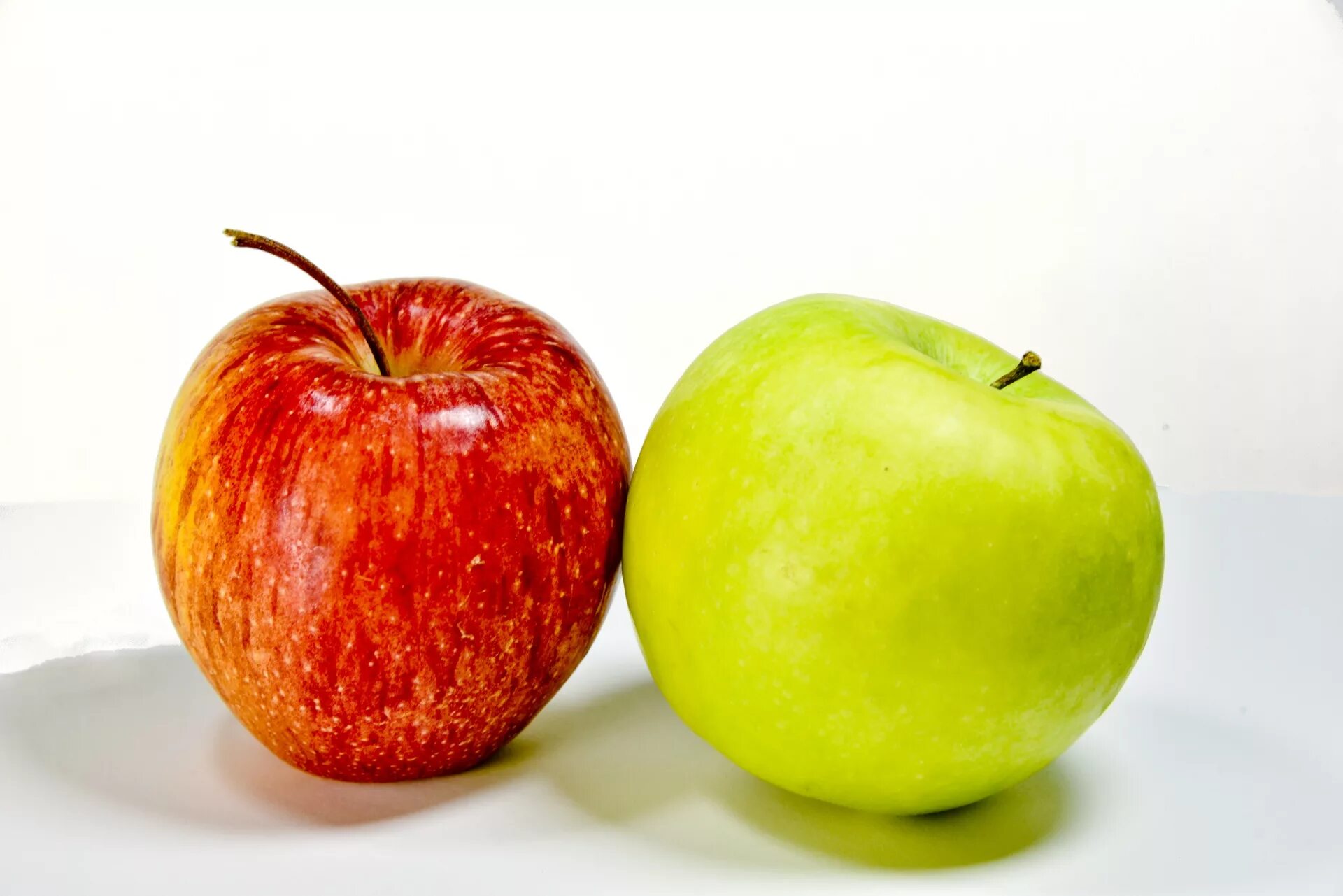 1 2 яблоко. Яблоки зеленые. Яблоки красные желтые зеленые. Яблоки красные. Яблоко красно желтое.