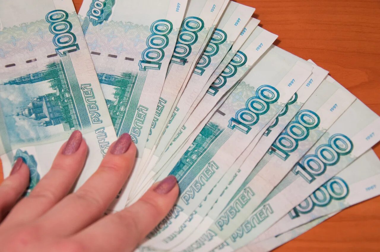 50 тыс рублей. Займу 50 тысяч рублей. Купюры веером. Займ 50000 рублей. Рубли сверху.