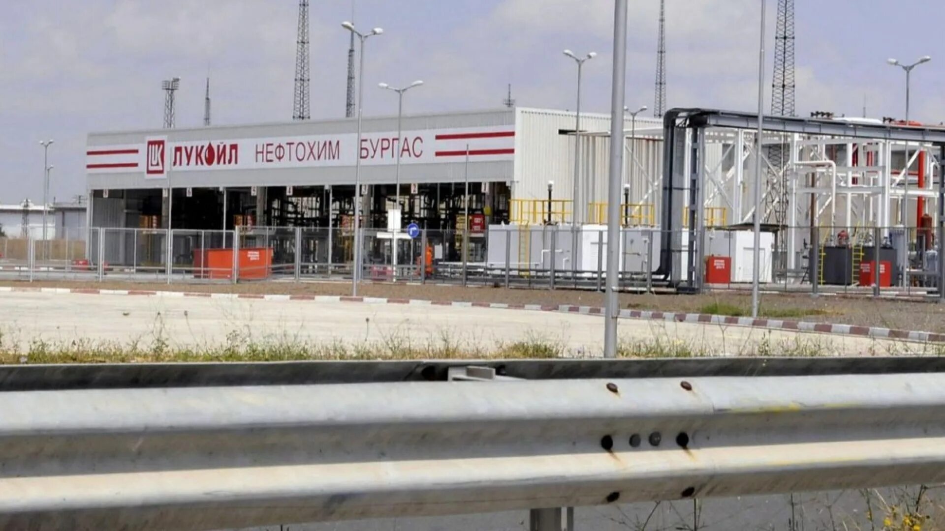 Лукойл нефтохим бургас. Лукойл бургас болгария. Лукойл бургас болгария. Лукойл нпз болгария. Нпз бургас.