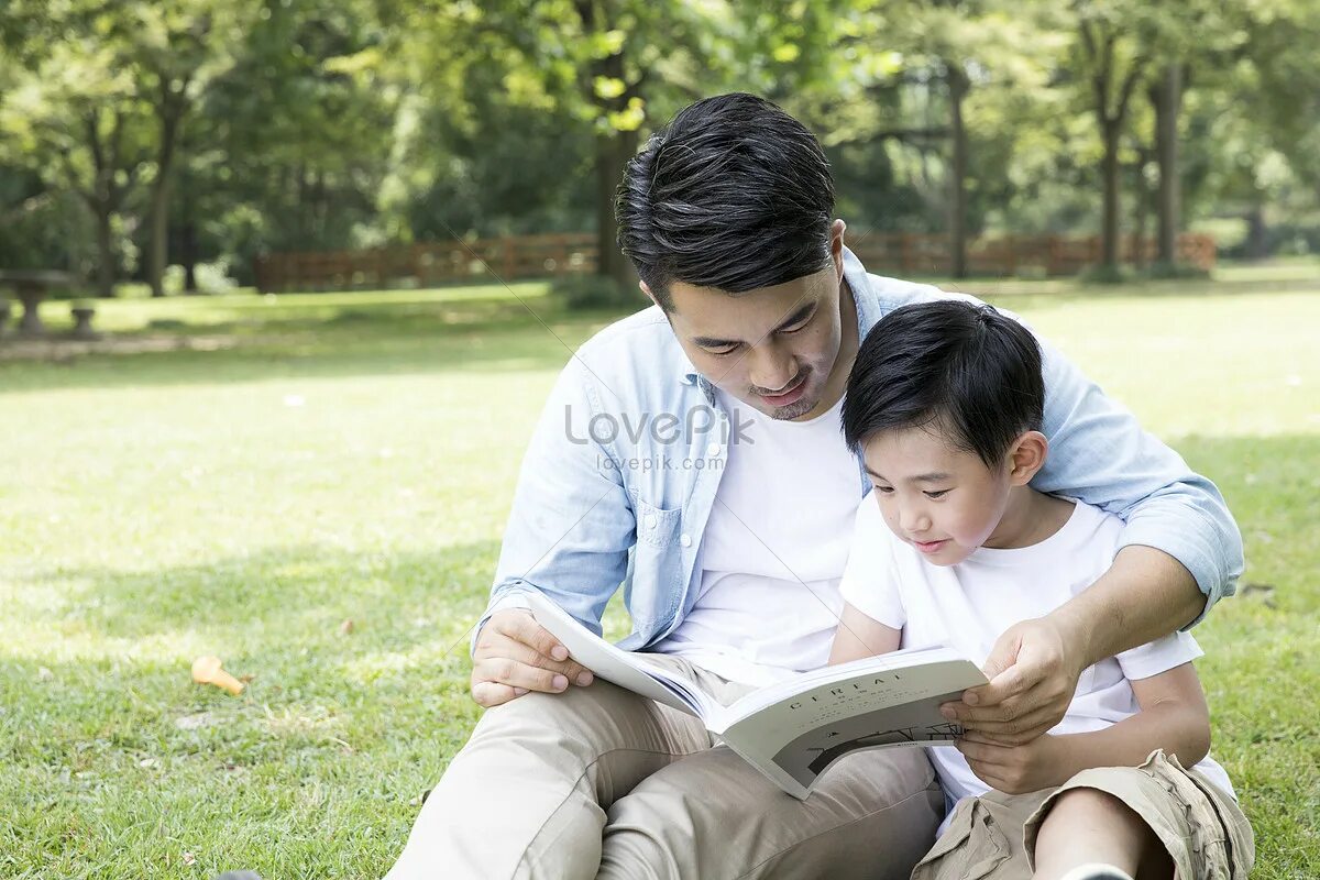 Читающая семья. Отец и сын казахи. Читаем всей семьей. Дружат книга и семья.