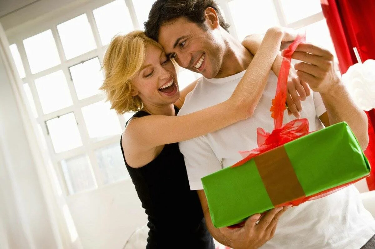 Сюрприз паре. Мужчина дарит подарок. Дарим подарки. Подарок женщине. Женщина дарит подарок.
