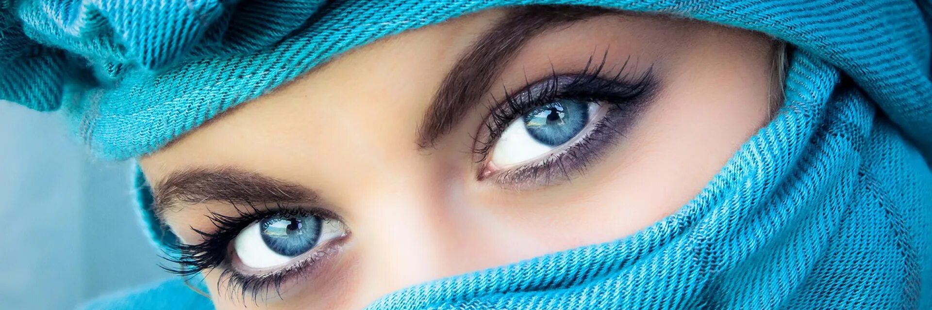 Красивые женские глаза. Девушка с бирюзовыми волосами. Красивые глаза. Девушка с бирюзовыми глазами. Бирюзово зеленые глаза.