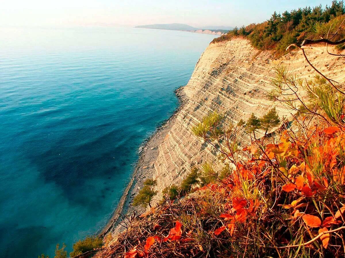 Черное море дивноморск. Голубая бухта краснодарский край. маяк дивноморское.