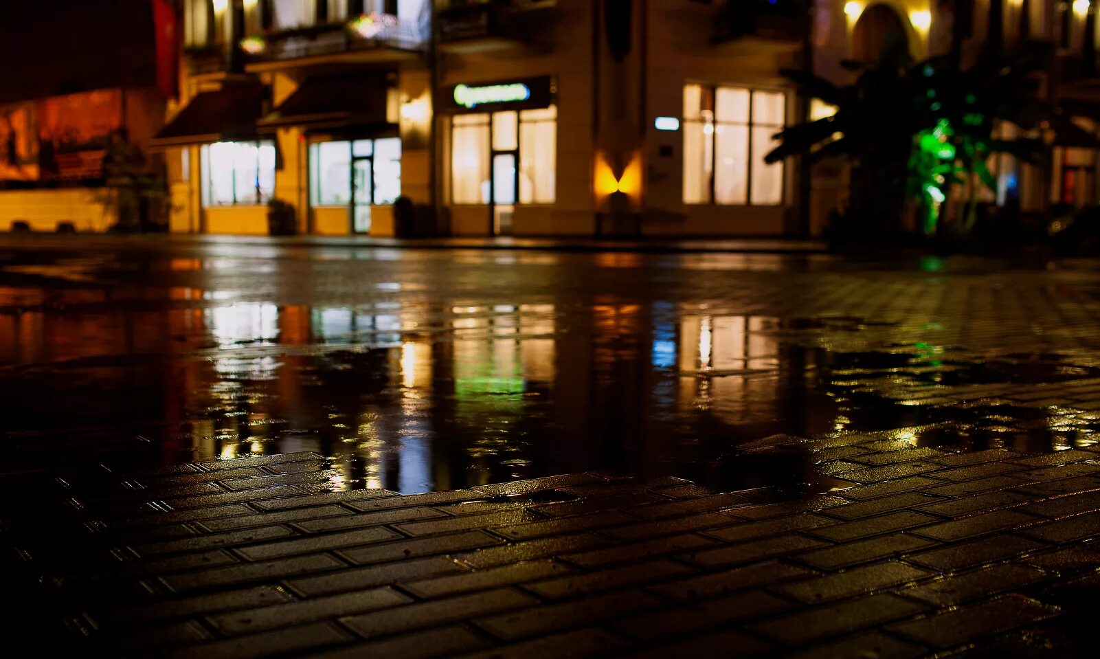 Город вечер дождь. "Дождливый вечер". Лужи в городе. Ночной дождь. Ночная улица с лужами.