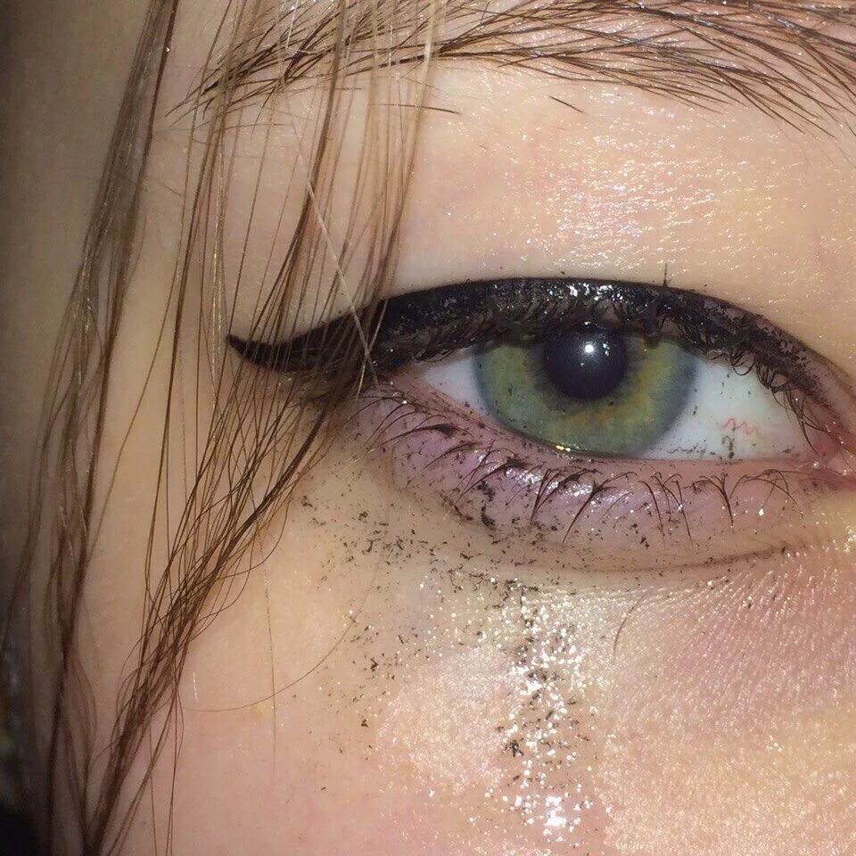 Я плачу у меня течет тушь. Глаза заплаканы девушки. Заплаканные зелёные глаза. Заплаканные глаза девушки карие. Плачущий глаз.