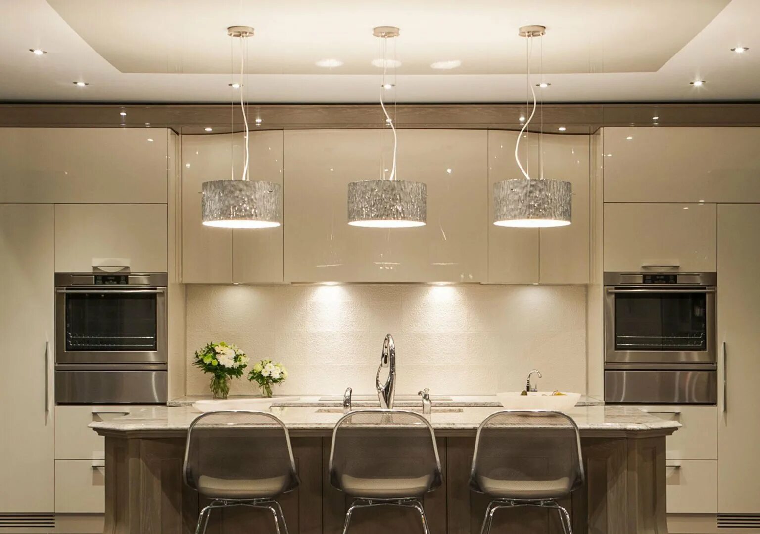 Подвесной потолок на кухне. Точечное освещение на кухне. Размещение светильников на кухне. Размещение светильников на кухне. Светильник на кухню.