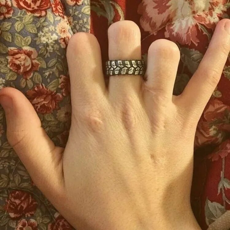 4 пальца. женщины с ампутированными пальцами рук. девушка без пальца на ноге. девушка без пальцев рук. указательный палец с маникюром.