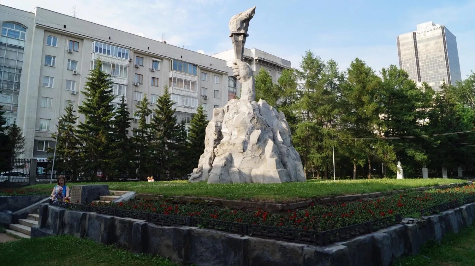 Сквер героев валдай. Парк имени горького глазов. Сквер героев революции в новосибирске. Сквер героев. Сквер героев революции в новосибирске.