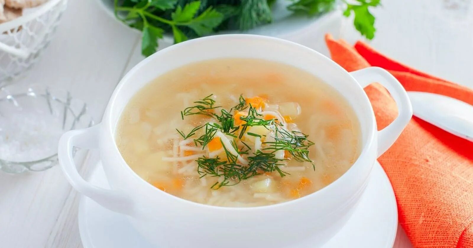 Суп куриный вермишелевый. Бульон с морковкой. Грибной суп с рисом. Суп консоме. Прозрачные супы.