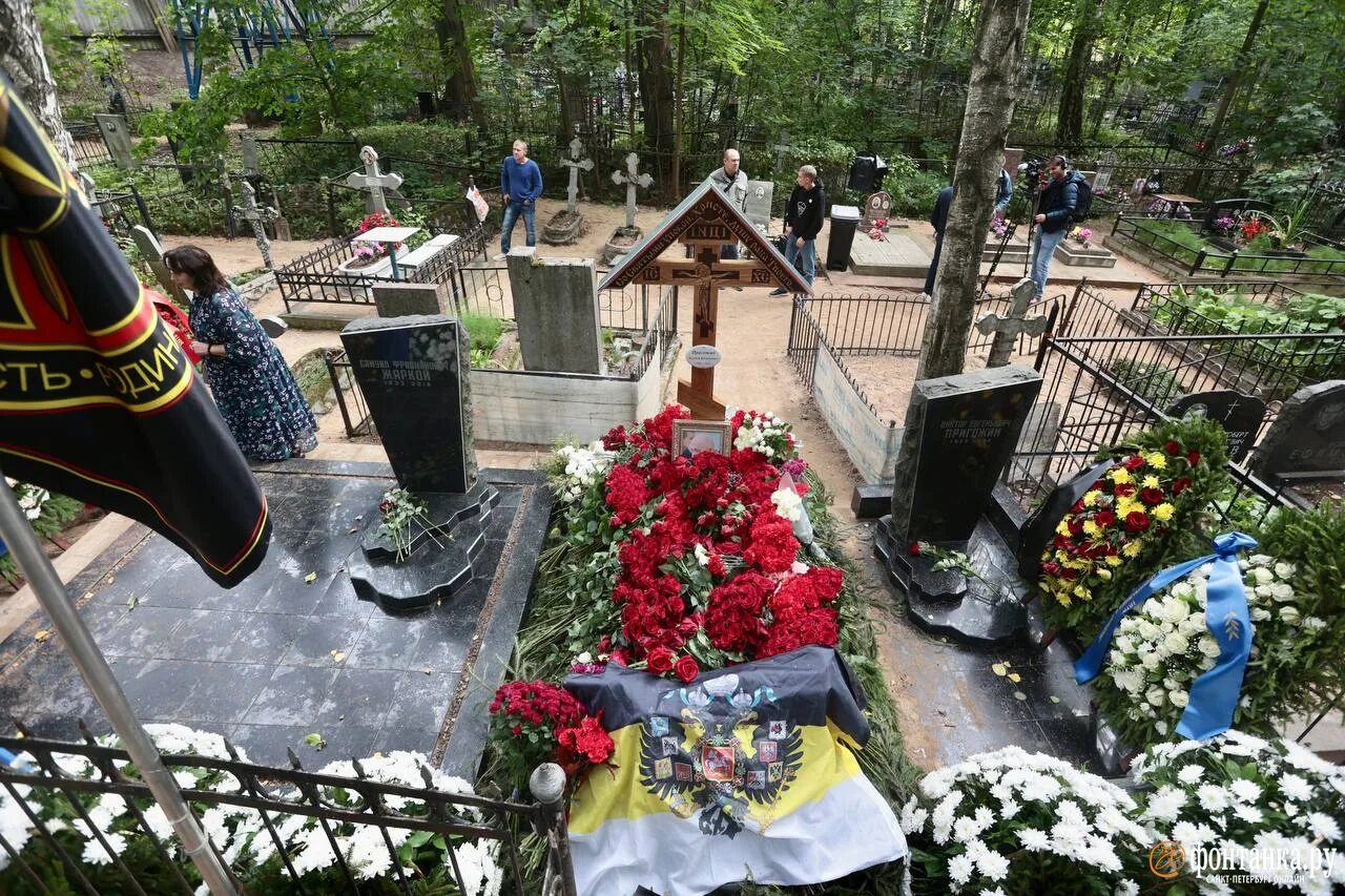 Прохоровское кладбище санкт-петербург пригожин. Могила пригожина пороховское. Могила пригожина пороховское. Пороховское кладбище могила пригожина. Пороховское кладбище санкт-петербург.