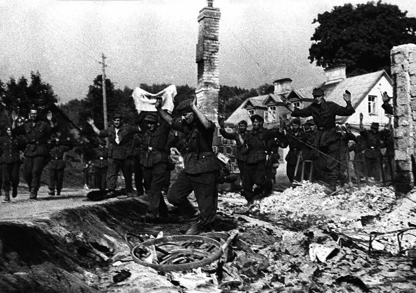 Немецкая операция багратион. Битва Багратион 1944. Июль 1944 Вильнюс. 11 Июля 1944 года. Немецкие солдаты сдаются в плен в Вильнюсе.. Освобождение Вильнюса 1944.