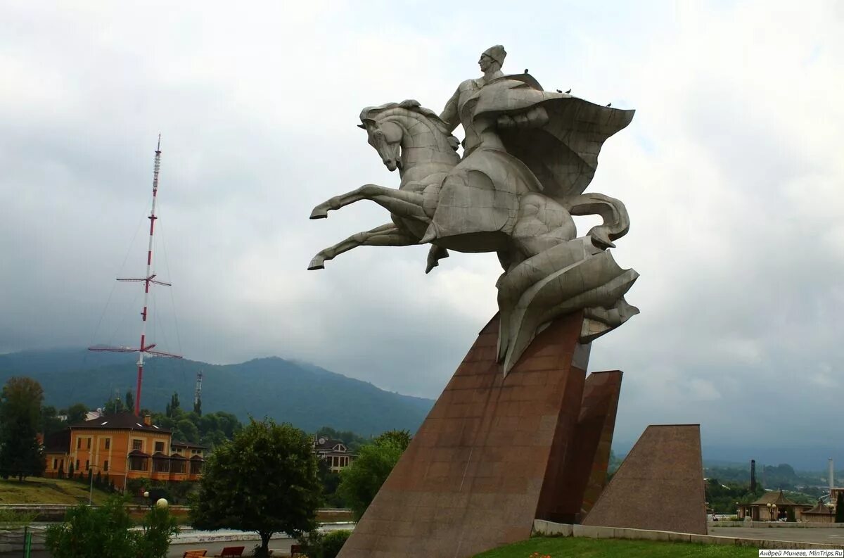 Осетия уфа. Исса Плиев памятник во Владикавказе. Памятник Исса Плиеву. Осетия памятник Плиеву. Исса Плиев памятник.