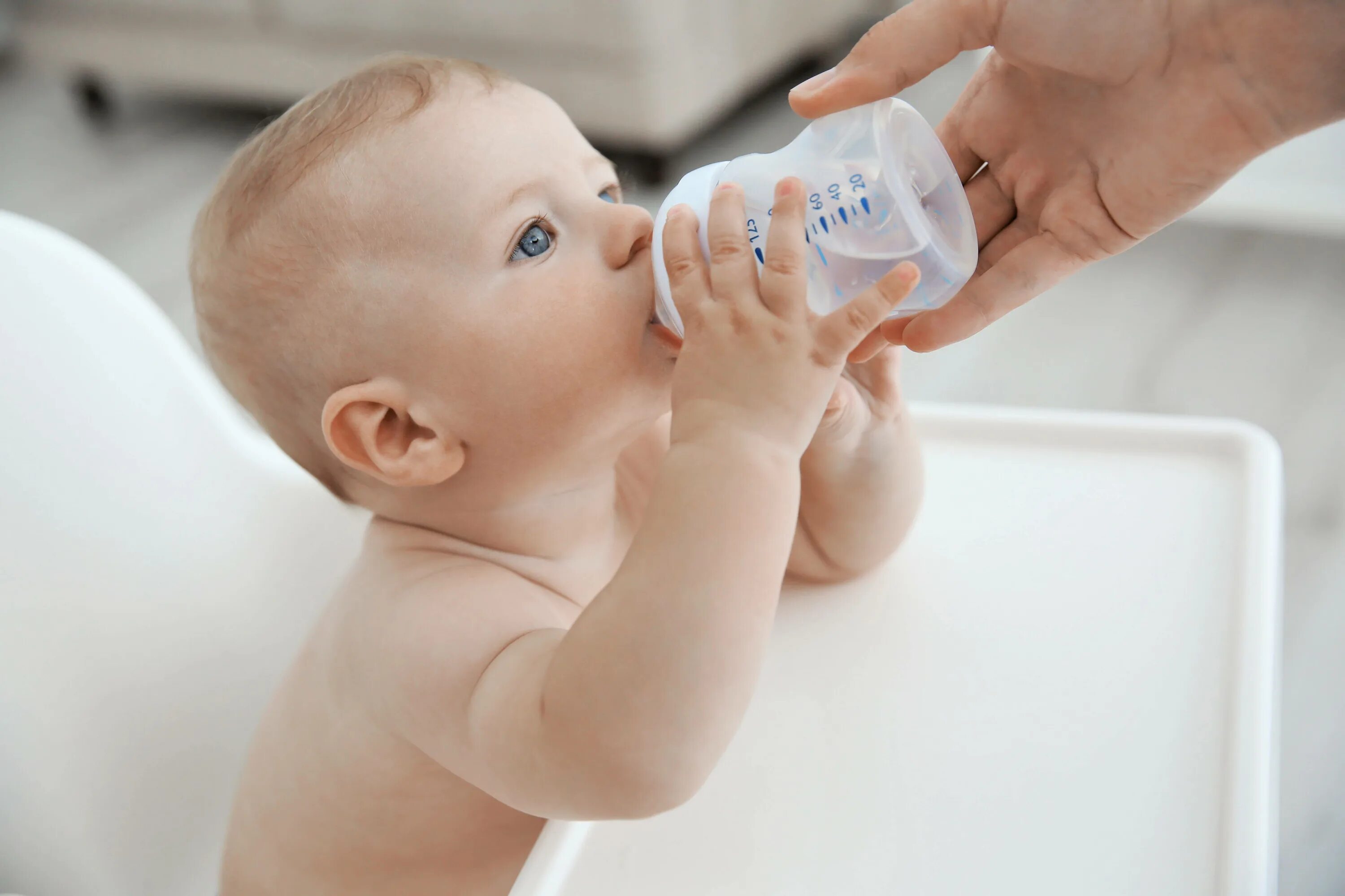 Пьет ли новорожденный воду. Грудничок в воде. Грудной ребенок. Вода для новорожденных. Вода для допаивания новорожденных.