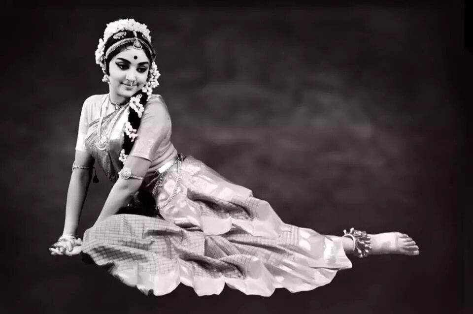 актрисы танцовщицы. танцовщица в длинном платье. сид чарисс танец. сид чарисс танцовщица. танцовщица.