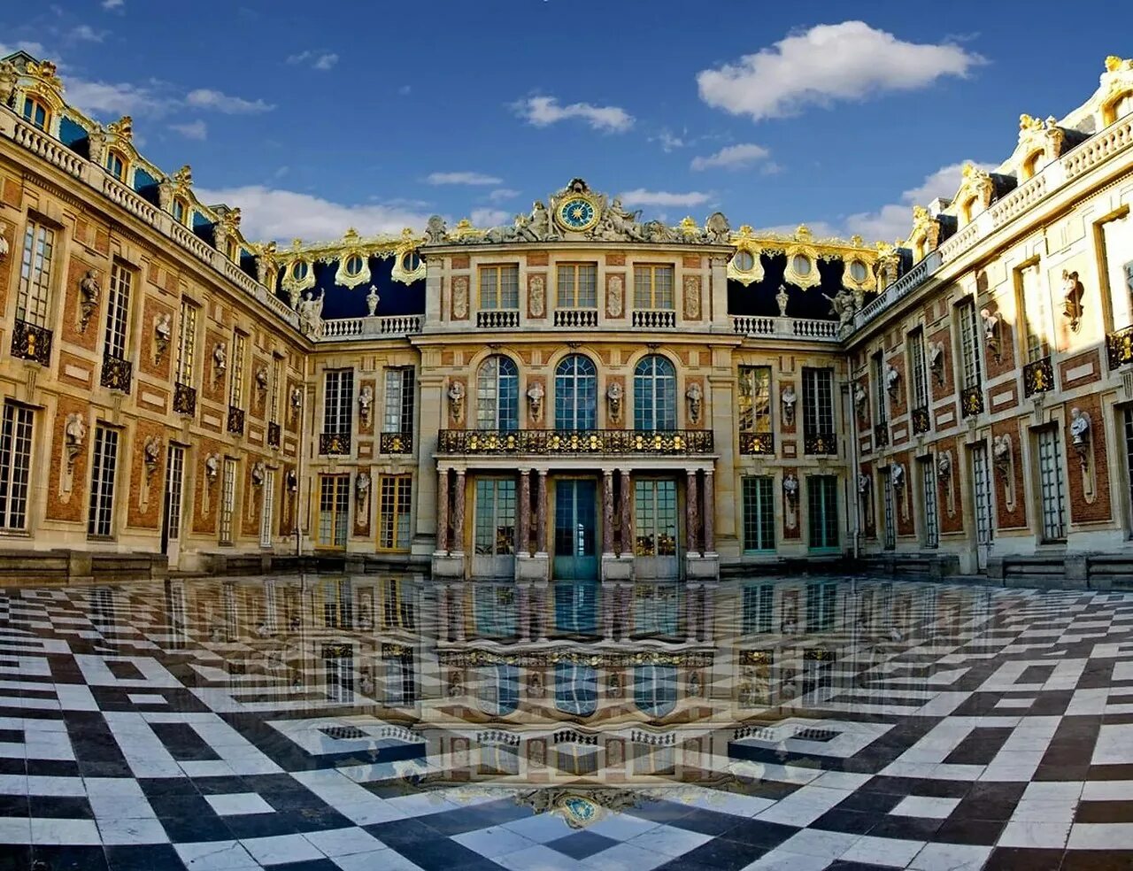 Версаль билеты. Королевский дворец в Версале. Версальский дворец в Париже. Замок Версаль Франция. Версаль Франция Королевский двор.