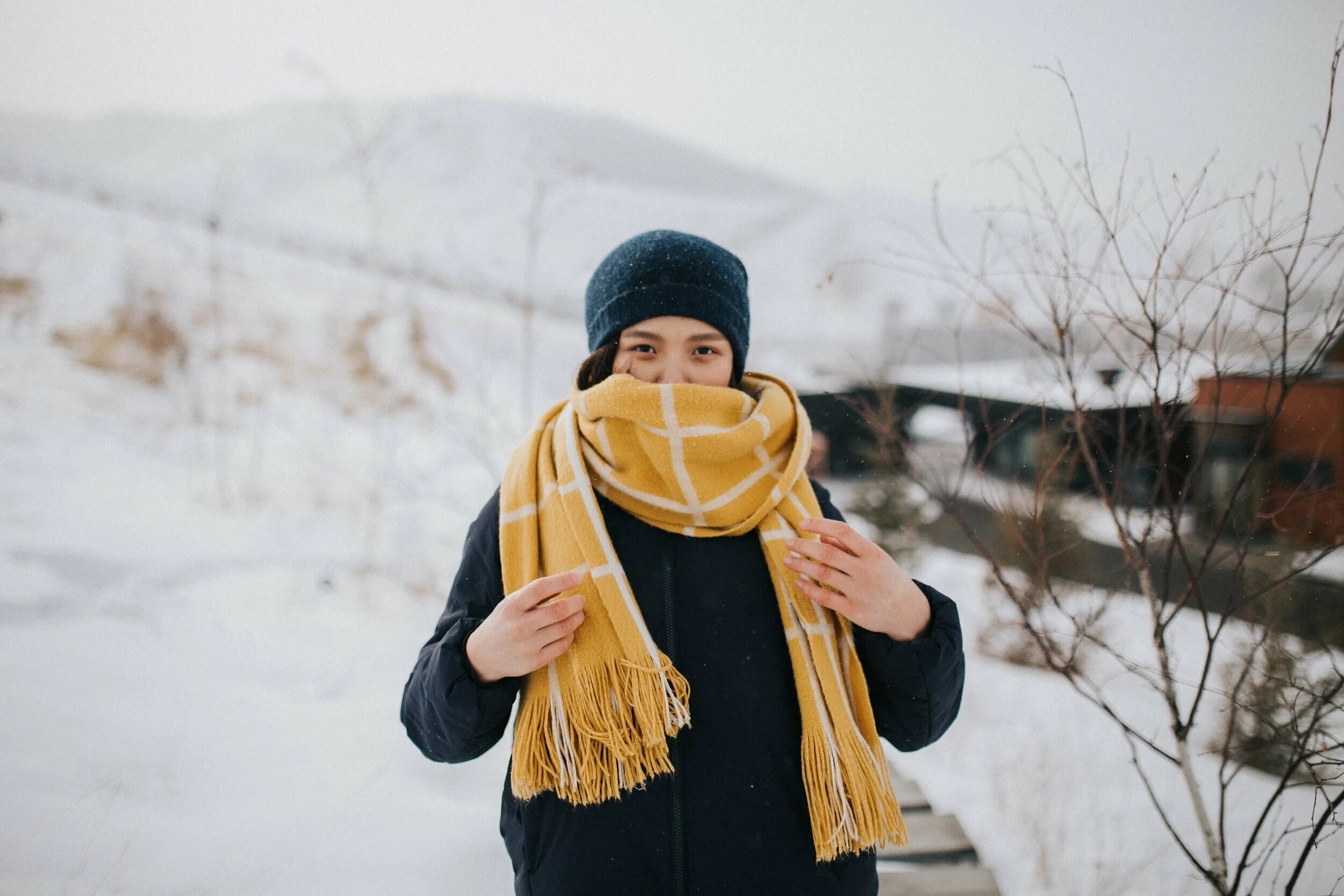 Укутать шарфом. Шарф. Шарф под пальто. Пальто с шарфом. Пальто с шарфом Эстетика.