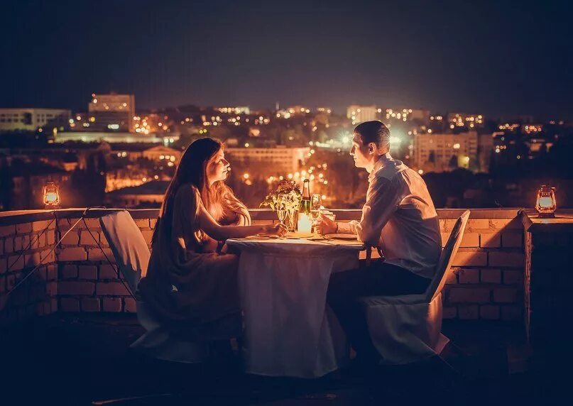 Романтический ужин на крыше. Романтический ужин на балконе. Романтический вечер на крыше. Романтическое свидание. Ужин вдвоем