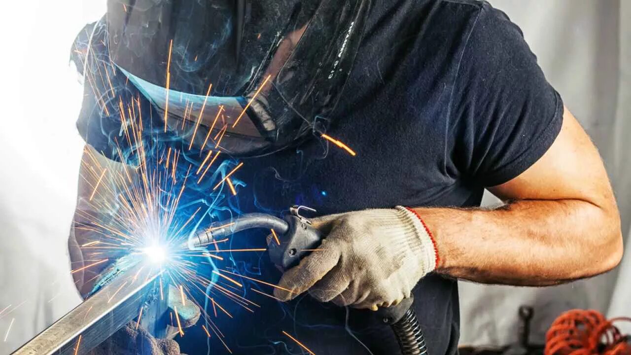 Электродуговая электродная сварка. Mma (manual metal arc welding) сварка. Курсы ручной сварки. Сварщик ручной дуговой сварки. Американские сварщики.